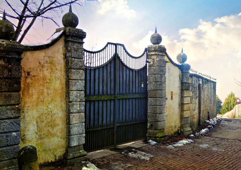 Across frosty cobble, past snow-covered gates..........